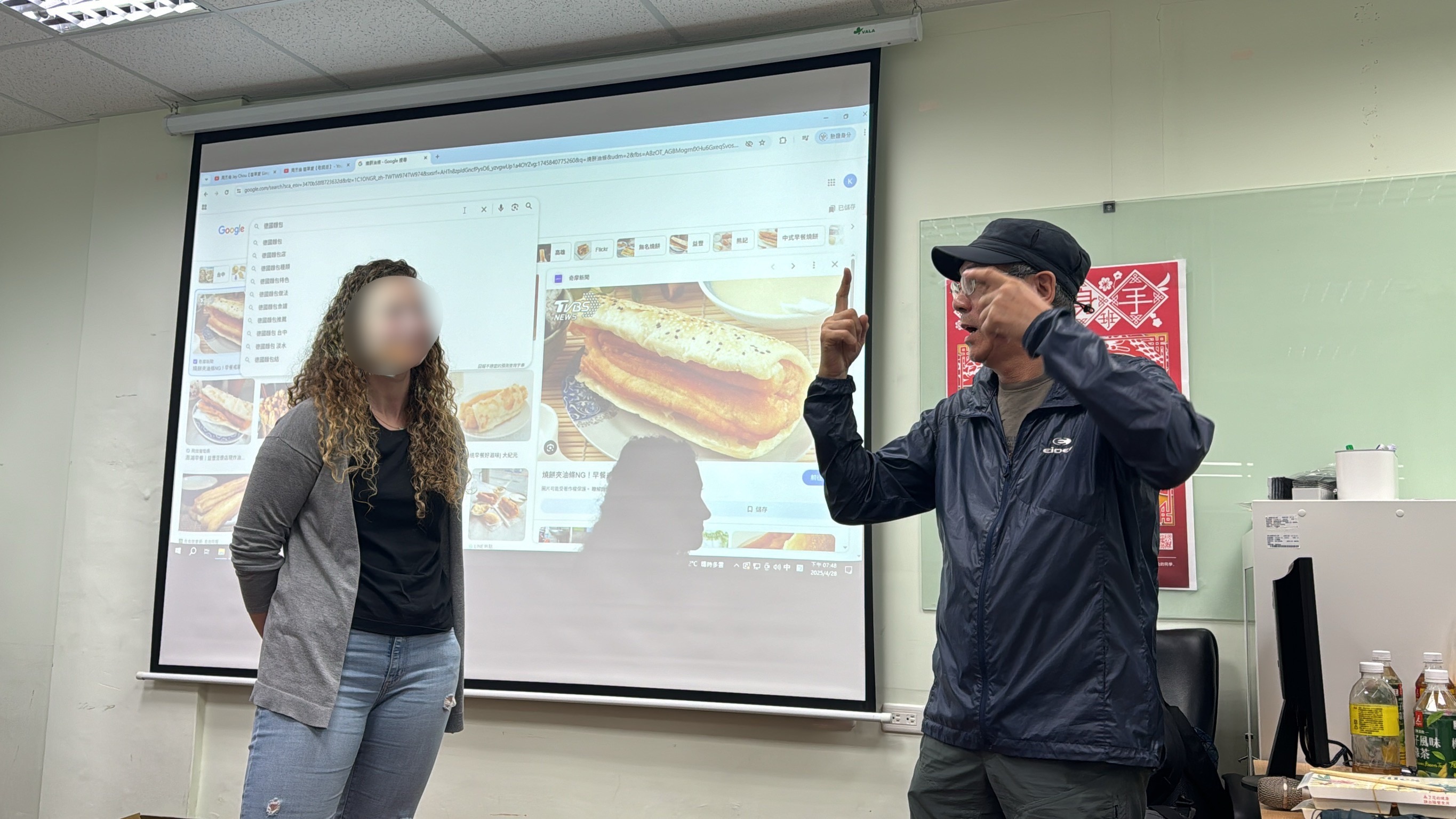 學生上台練習與聾人比手語