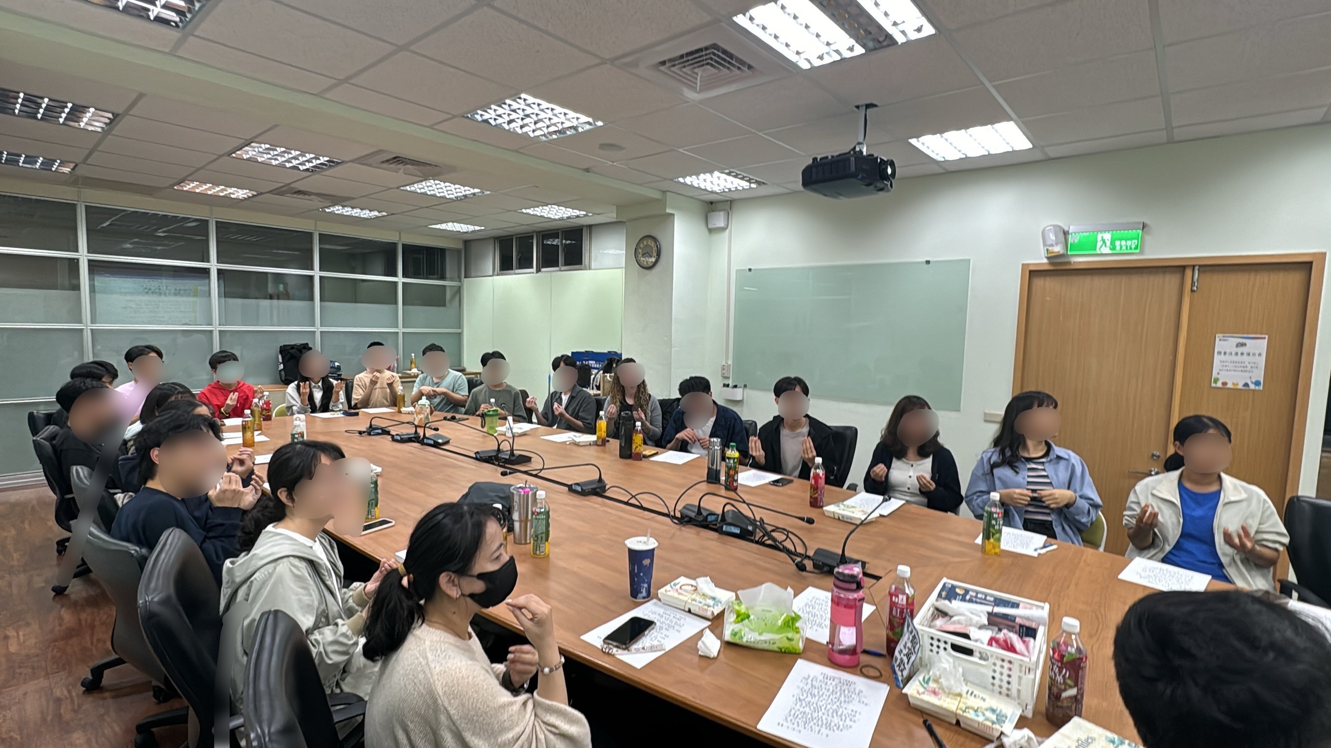 圖為同學練習比手語歌