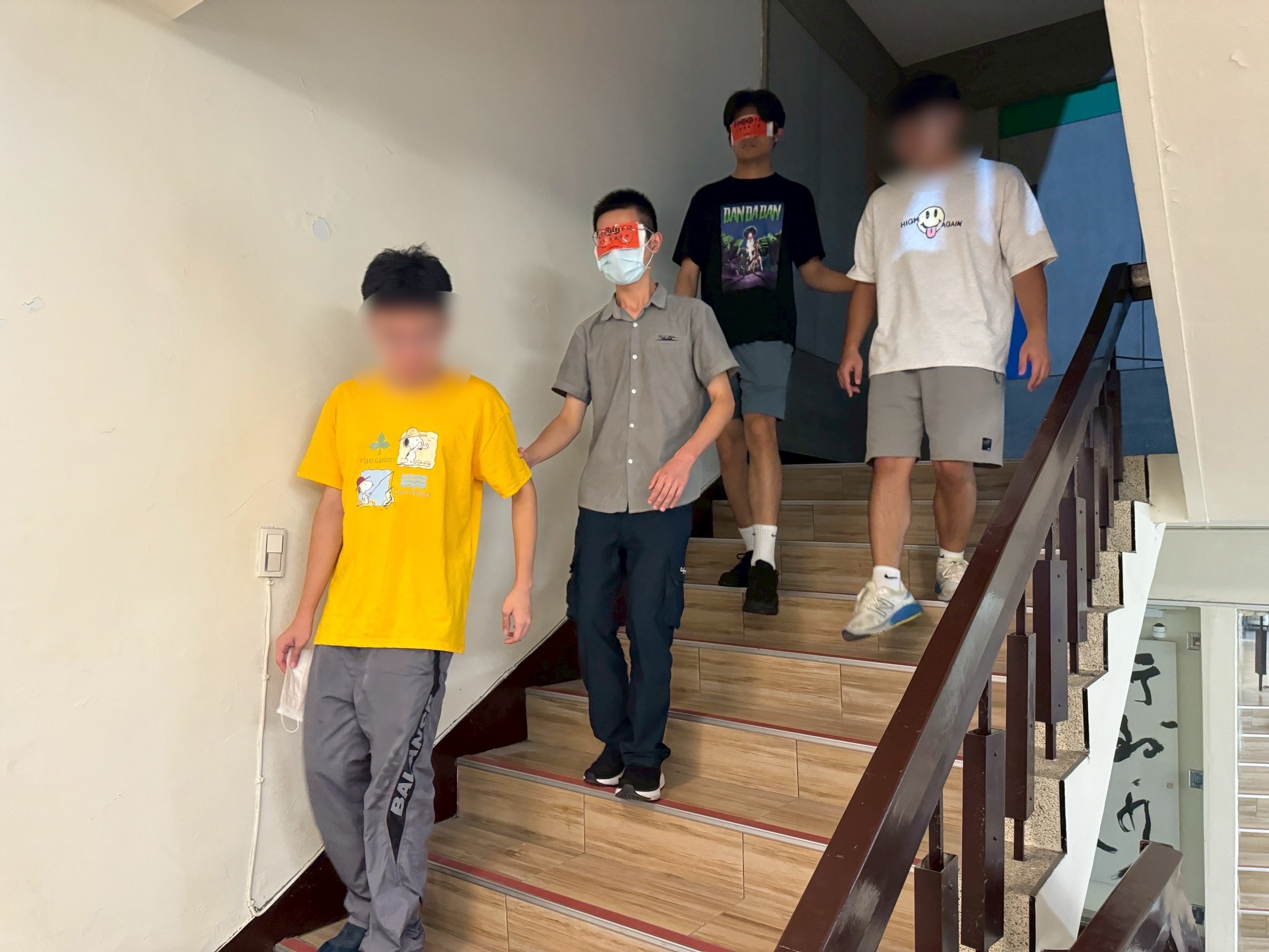 圖片為學生進行人導法下樓梯的畫面