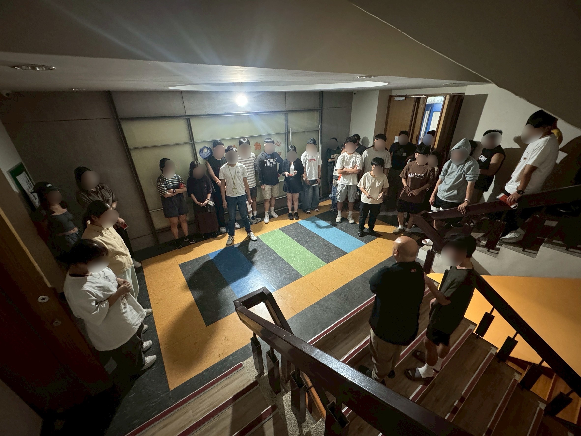 圖為老師對一群學生進行講解的畫面