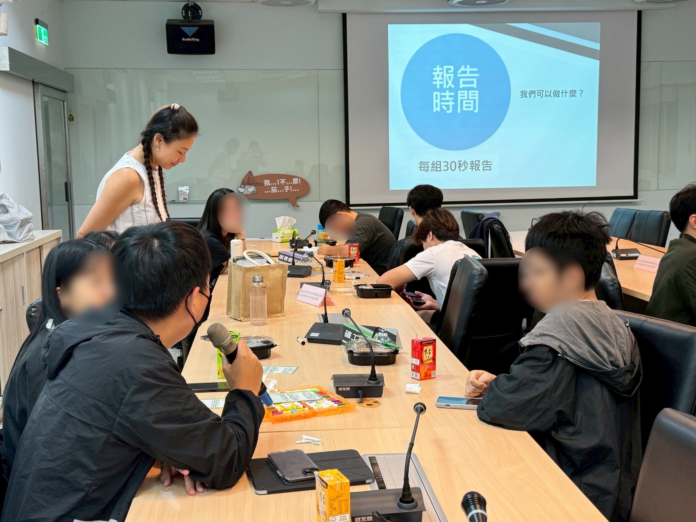 圖片為學生非組討論的畫面