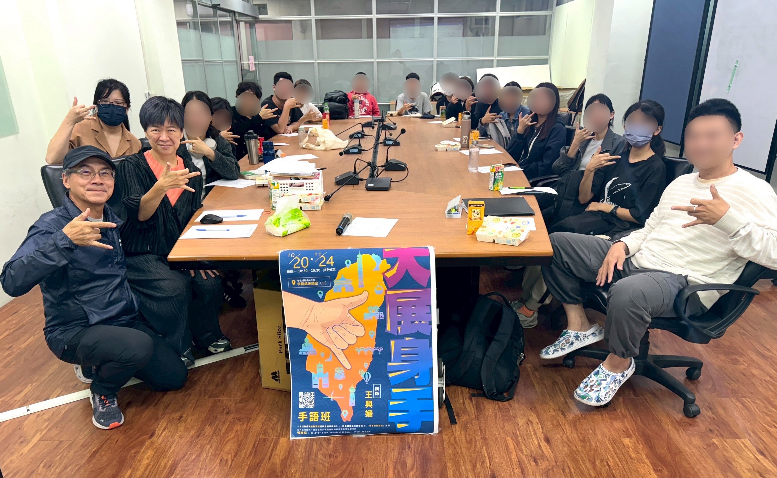 手語班學員與老師合照