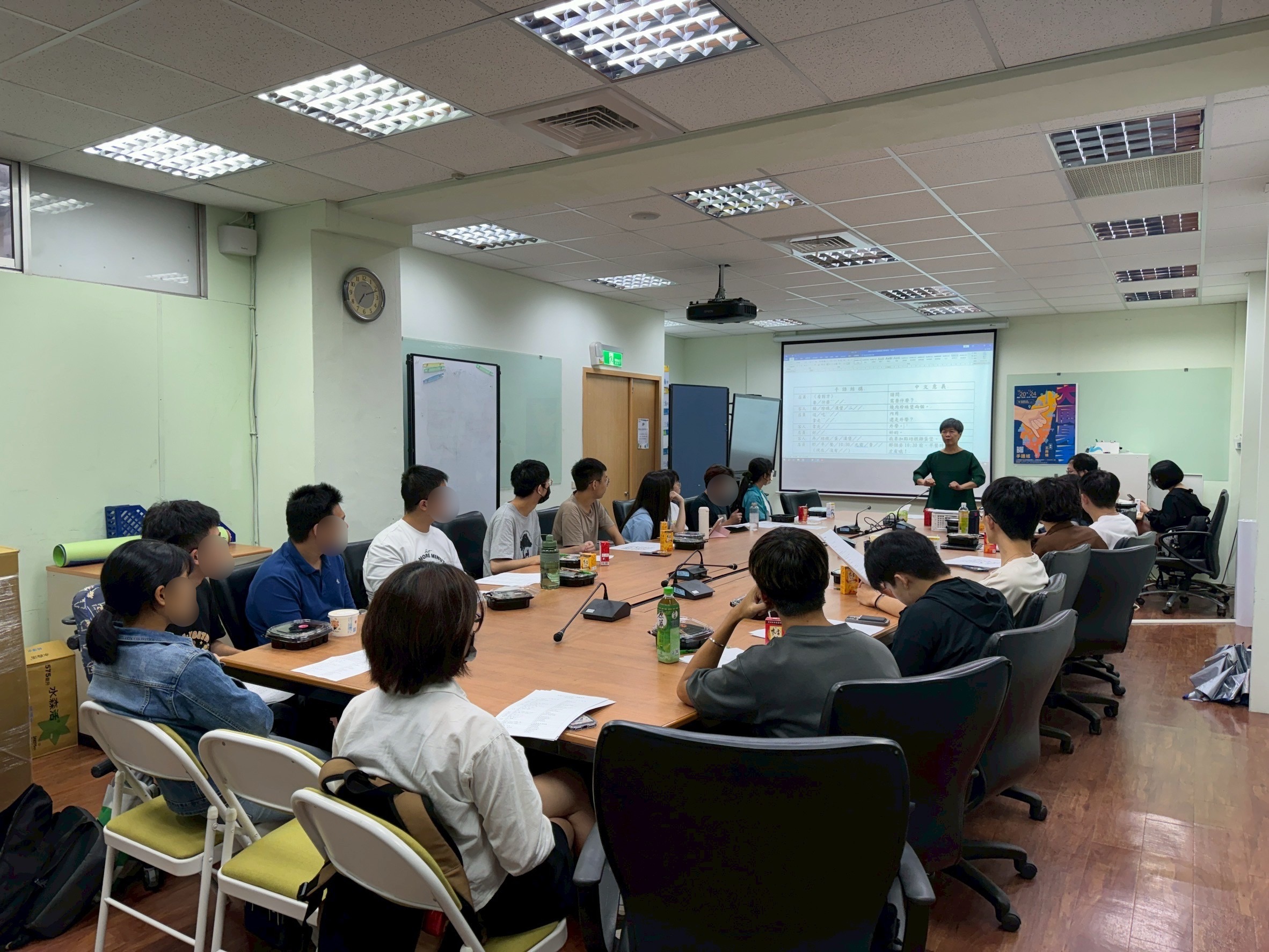 同學練習比手語